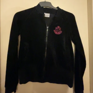 Svart kofta - Säljer denna fina kofta då den itne kommer till användning 