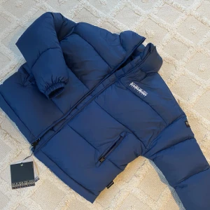  Napapijri jacka vinter trend puffer BOX  - Helt NY oanvänd vinter jacka. Storlek Xs, men passar även mig som är S.   Köpare står för frakten 