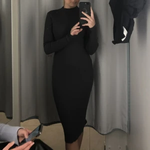 Stickad klänning - Mörkgrå stickad klänning med halv polo