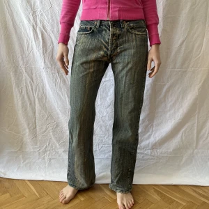 Ovanliga Levis jeans - Ovanlig tvätt på ett par Levis-jeans. Lite brun-blå i nyansen. 