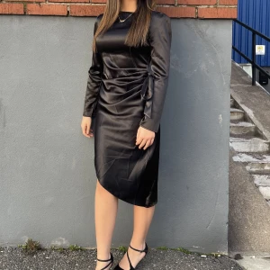 Klänning  - Har använt den 1 gång 