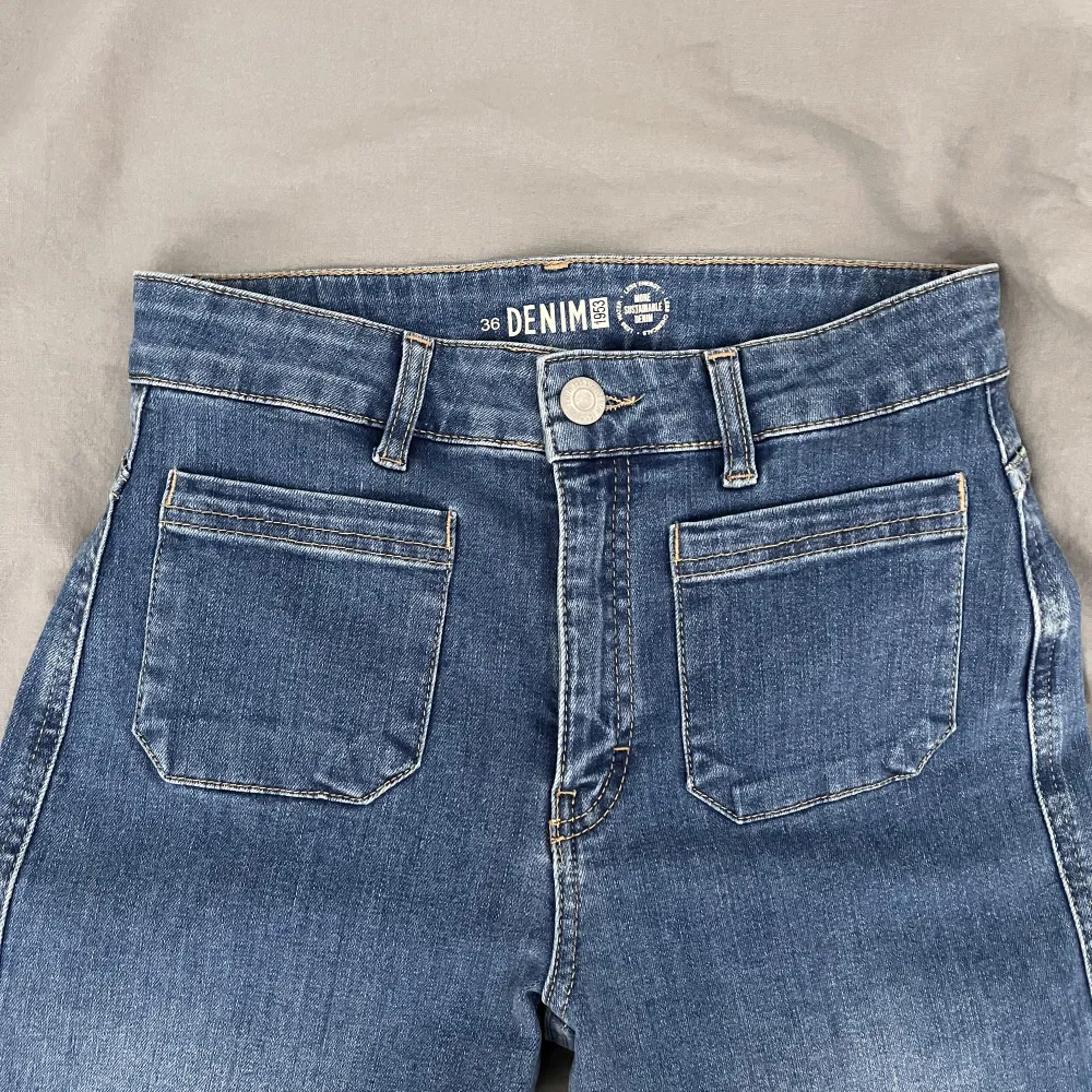 Skitsnygga blåa jeans med fickor där fram ifrån Kappahl. Köpta för 500kr men ALDRIG ANVÄNDA. Ganska raka i modellen💓storlek 36!!. Jeans & Byxor.