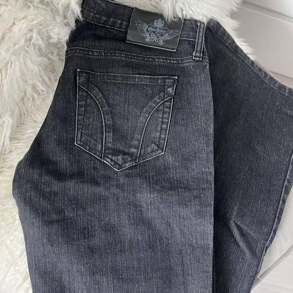Mörkgrå lågmidjade utsvägnda jeans från Gina. Står ingen storlek men skulle säga att de passar 36-38. Köpt secondhand.. Jeans & Byxor.