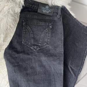 Mörkgrå lågmidjade utsvägnda jeans från Gina. Står ingen storlek men skulle säga att de passar 36-38. Köpt secondhand.