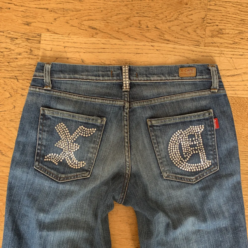 Fett coola  jeans med glitterstenar/rhinestones på fickor och hällor. Bootcut modell och lågmidjade💗 MÅTT: midja 76 cm (dock stretchiga, passar större), innerben 82 cm, jag är 177!. Jeans & Byxor.