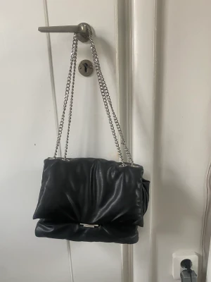 Väska  - Super fin väska från hm. Låset kan krångla lite men brukar funka. 