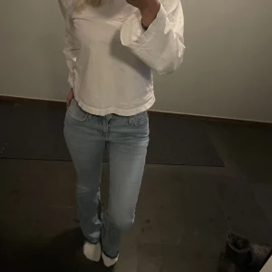 Low waist jeans  - Ljusblå Low waist bootcut jeans från Gina tricot ( nypris 499kr) säljer pga att de inte kommer till användning längre. 