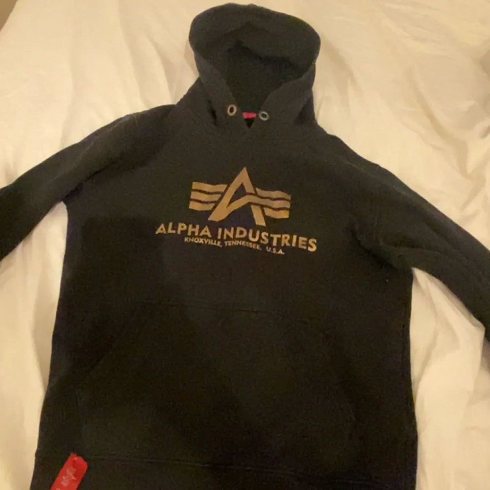 Säljer min Alpha industries för den är för liten och tar plats bara. Köpte den på pondus för 900kr. Skriv för fler frågor. Hoodies.