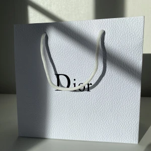 Black Dior Oblique Jacquard Belt - Hej! Säljer mitt dior bälte eftersom det inte passar mig längre. Dior påse, låda, dust bag och verifierings kort från dior ingår även. Bältet är som nytt, det har mest legat och samlat damm på hyllan. Bältet är 115cm långt och 35mm brett. 