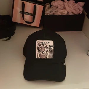 The farm goorin bros keps - Säljer nu min trendiga keps med en tiger på som är köpt på johnells för 450 kr för snart ett år sedan. Använt endast en gång men valt att sälja pga att den tyvärr inte kommer mer till användning. Super fint skick! 
