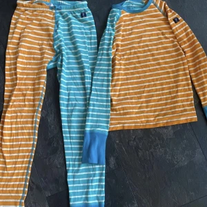 Polarn och pyret pjymas - Säljer sonens pjamas då han har växt ur den. Storlek 128 men den har ju gått genom tvätten om man säger så