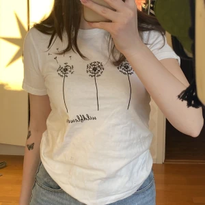 Vit t-shirt - Vit t-shirt med tryck, sparsamt använd och inga defekter