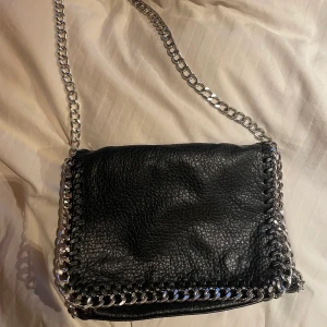 tiamo väska - säljer min tiamo väska i mellan storleken som jag inte använder längre, nypris 500 och den har slutat säljas, i fint skick!💗💗