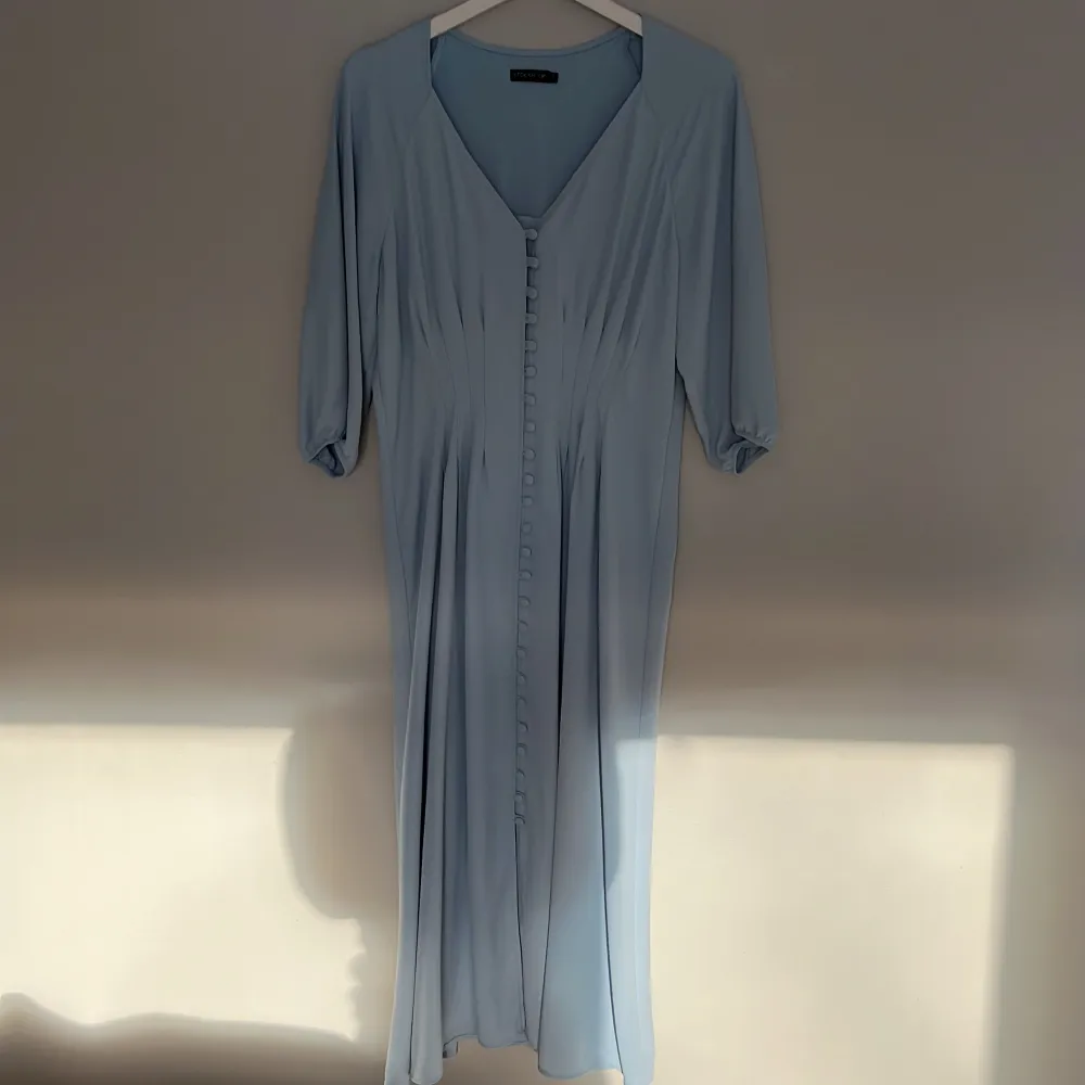 Ljusblå längre klänning från Mq, storlek 38. Använd 1 gång endast. . Klänningar.