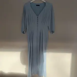 Ljusblå längre klänning från Mq, storlek 38. Använd 1 gång endast. 