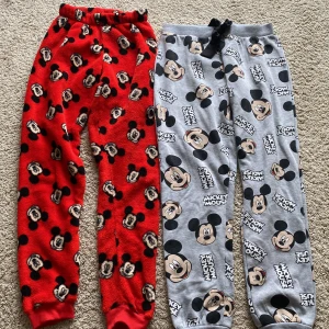 Mjukisbyxor  - 2 par väldigt fina och mysiga mjukisbyxor, de gråa kostar 150 kr, storlek XS och de röda 120, storlek 2XS, man kan få både för 210 kr. Aldrig använda då de aldrig passade mig. 