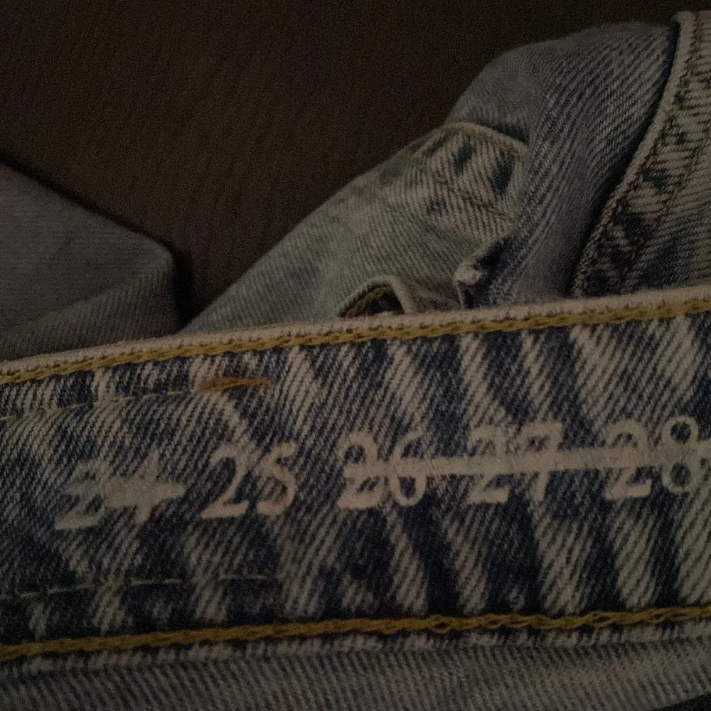 ett par snygga utsvängda jeans med hål i från bikbok andnöd 1-2 gånger . Jeans & Byxor.