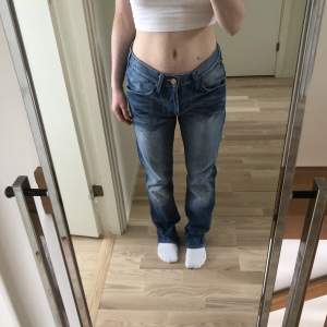 Otroligt fina wrangler jeans som tyvärr är lite för stora på mig! Skriv för fler bilder, köpare står för frakt💞