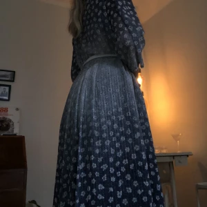 Vintage Klänning + Vitt bälte - Fin och luftig klänning som är inköpt i en lokal vintagebutik i Kalmar för 2 år sedan. Använd en gång. Klänningen är väldigt luftig och skön, och passar perfekt nu till vår/sommar.   Storlek: 46 