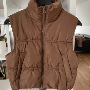 Väst  från H&M  - Använt några gånger, men används inte längre därför säljer jag. Ser ut som ny. Hör av er om ni har frågor ✨priset kan diskuteras 