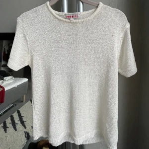 Genomskinlig stickad topp - Så fin topp, köpte second hand på humana för ett tag sen