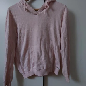 Hoddie stickad - Har varit för liten länge men aldrig velat slänga den med tanke på vad den kostar.