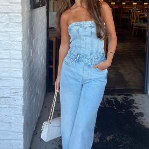 Ny denim jumpsuit från Zara, 699 kr, säljes för 400 + frakt. Säljes då den är för liten på mig i bysten. Storlek XS