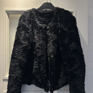 Fluffig jacka - Fluffig jacka från Vero Moda. Storlek L men passar mer som en M. 
