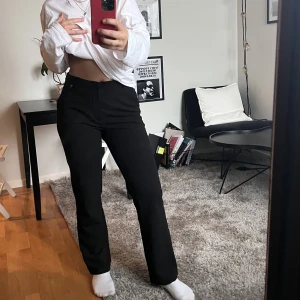 Kostymbyxor - Svarta kostymbyxor som är i lite stretchigt tyg, sparsamt använda❤️