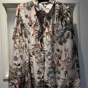 Skjorta  - Skjorta från H&M. Storlek S