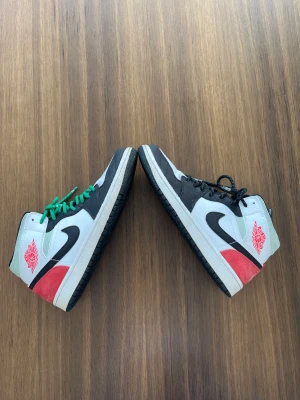 Nike air Jordan 1 se ”union black Toe” mid. - Skorna köptes på kicks n stuff. Ligger ute för runt 3000 kr nypris och köptes även för runt det priset.  Hyfsat bra skick. Prutbart pris 