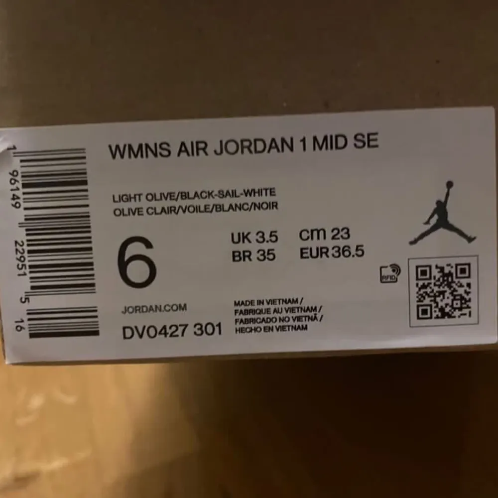 Helt oanvända. Air Jordan 1 MID SE finns i storlek 36,5. . Skor.