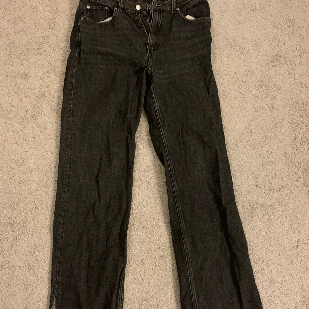 Rowe jeans från weekday i storlek 31. Sparsamt använda . Jeans & Byxor.