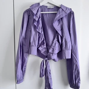 Nakd topp - Säljer denna topp från Na-kd använd 1 gång köpt för 179 säljer för 140 inklusive frakt. Storlek 42 skulle säga passar en medium.