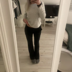 Bikbok kostymbyxor - Säljer mina bikbok kostymbyxor i modell Vera då de har blivit förstora för mig och sitter mycket baggy nu som ja nt vill ha det. Strl 40 är dem men skulle säga att vanlig 36/38 kmr i dem. Jag har just nu strl 38 i dessa byxor och är vanligtvis en 34/36.