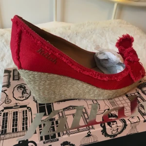 Killah skor - Oanvända Killah sandaler med klack i storlek 38. De är stora i storleken. Jag har vanligtvis 38/39 i gympadojjor, sandaler & andra ”vanliga” skor och 37/38 i finskor, men dessa skor är 1-2 storlekar för stora för mig. Så passar troligen någon med 39/40 i finskor. 🤗  -pris för frakt tillkommer om skolådan också önskas-