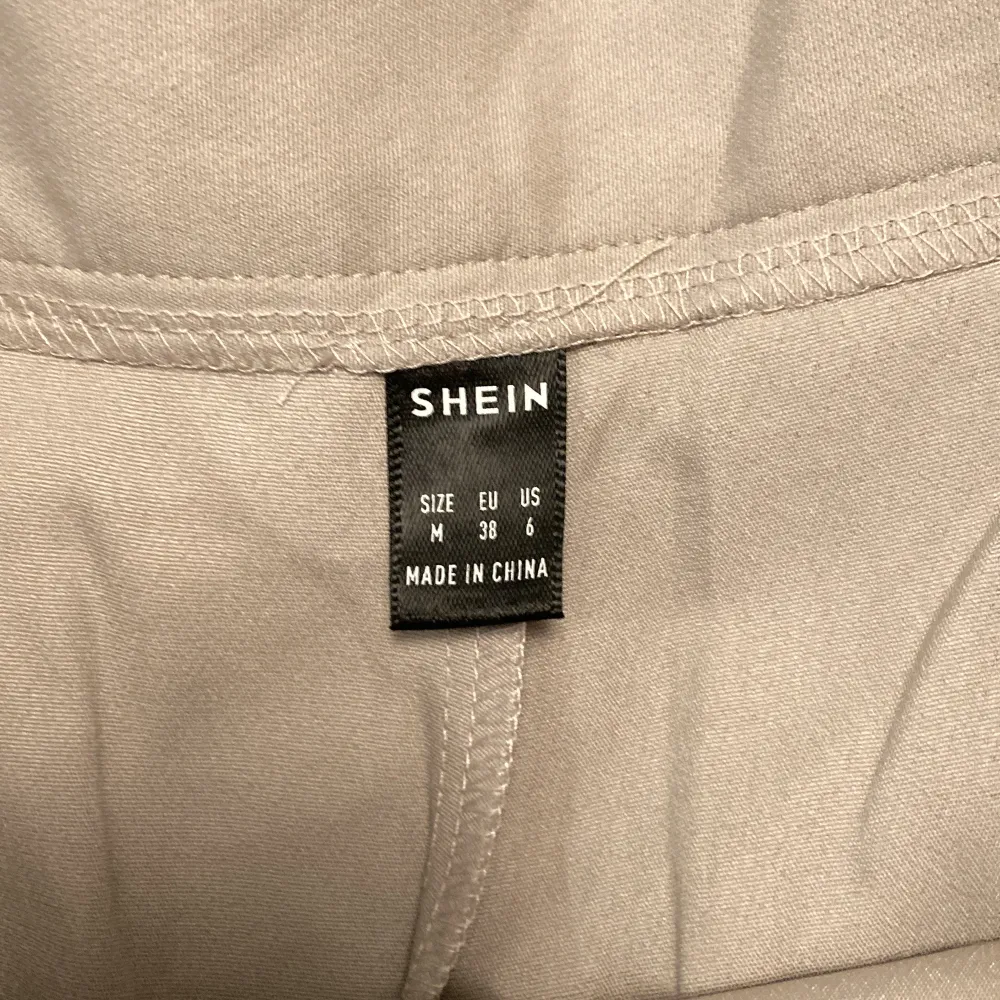 Fina kostymshorts från shein, säljer för att de aldrig kommer till användning.. Shorts.