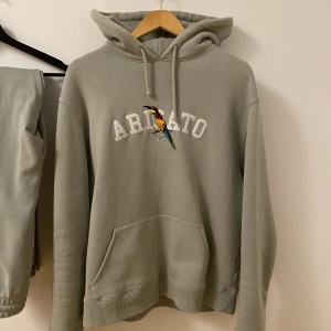 Axel Arigato set  - Säljer nu detta set från Axel Arigato. Har använt dessa plagg vid 3 tillfällen och väljer nu att sälja eftersom byxorna är lite för stora. Skicket är alltså extremt bra utan några skador eller blekningar. Nypris: 4 500:-