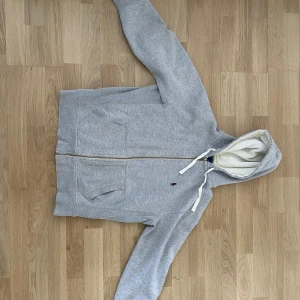 Polo Raulph Lauren Hoodie - Ralph lauren hoodie som säljs då den är för liten för mig. Storlek M men väldigt liten i storleken så skulle rekommendera om du har storlek S. Lite slitage på insidan av huvan men bra skick i övrigt.
