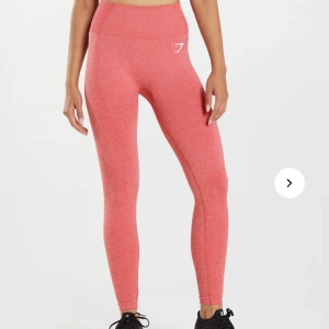 Gymshark leggings - Säljer mina Gymshark leggings då de blivit för små för mig. Knappt använda!  Storlek S