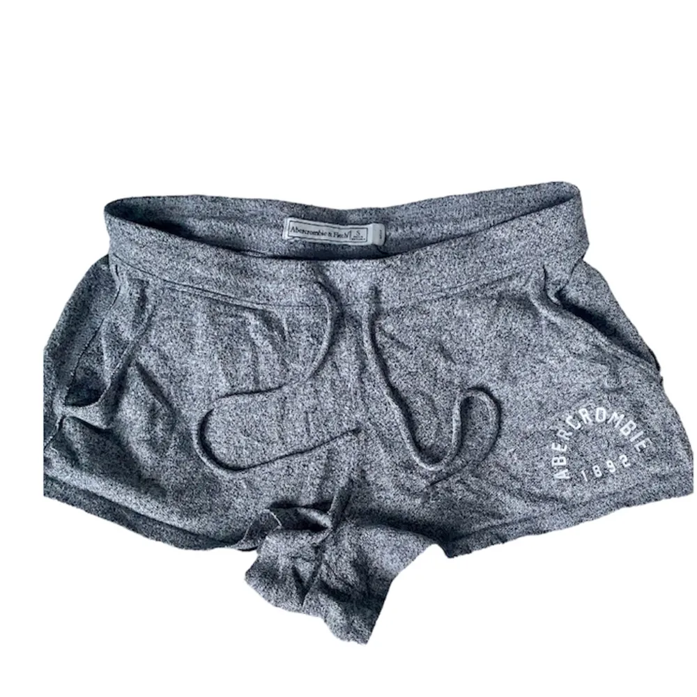 Perfekta Mjukisshorts/pyjamasshortsen från abercrombie & fitch💓sitter lågmidjat och är ganska korta. Väldigt mjuka och skönt material. Storlek S, men passar XS också då det är drawstring.. Shorts.