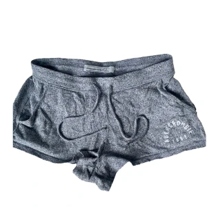 Abercrombie & fitch mjukisshorts🤍 - Perfekta Mjukisshorts/pyjamasshortsen från abercrombie & fitch💓sitter lågmidjat och är ganska korta. Väldigt mjuka och skönt material. Storlek S, men passar XS också då det är drawstring.