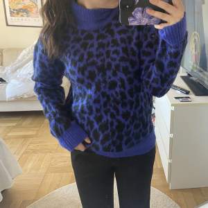 Stickad leopard tröja från NA-KD, aldrig använd! 
