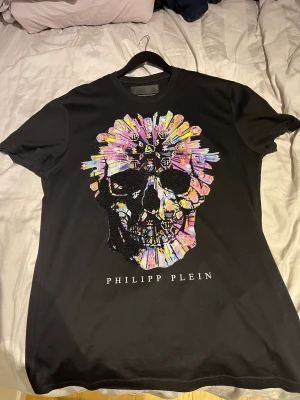PHILIPP PLEIN SS Colorful Skull - PHILIPP PLEIN SS Colorful Skull Använd Max 3 gånger. Nyskick Alla lappar finns osv. Limited edition slutsåld. Nypris 720€ Passar inte pris, kom med bud!  