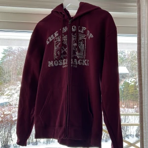 One of One hoodie - Säljer min hoodie från One of One. Riktigt skön hoodie att både ha hemma men även ute! Säljer pga att den inte kommer till användning. Nypris 1000!