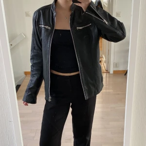 läderjacka  - jacka i äkta läder. herrmodell storlek S/M, sitter oversize på dam S/M
