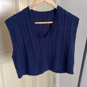 Mörkblå croppad väst - Mörkblå kort väst från shein. Knappt använd och gott skick. Storlek S/M. 