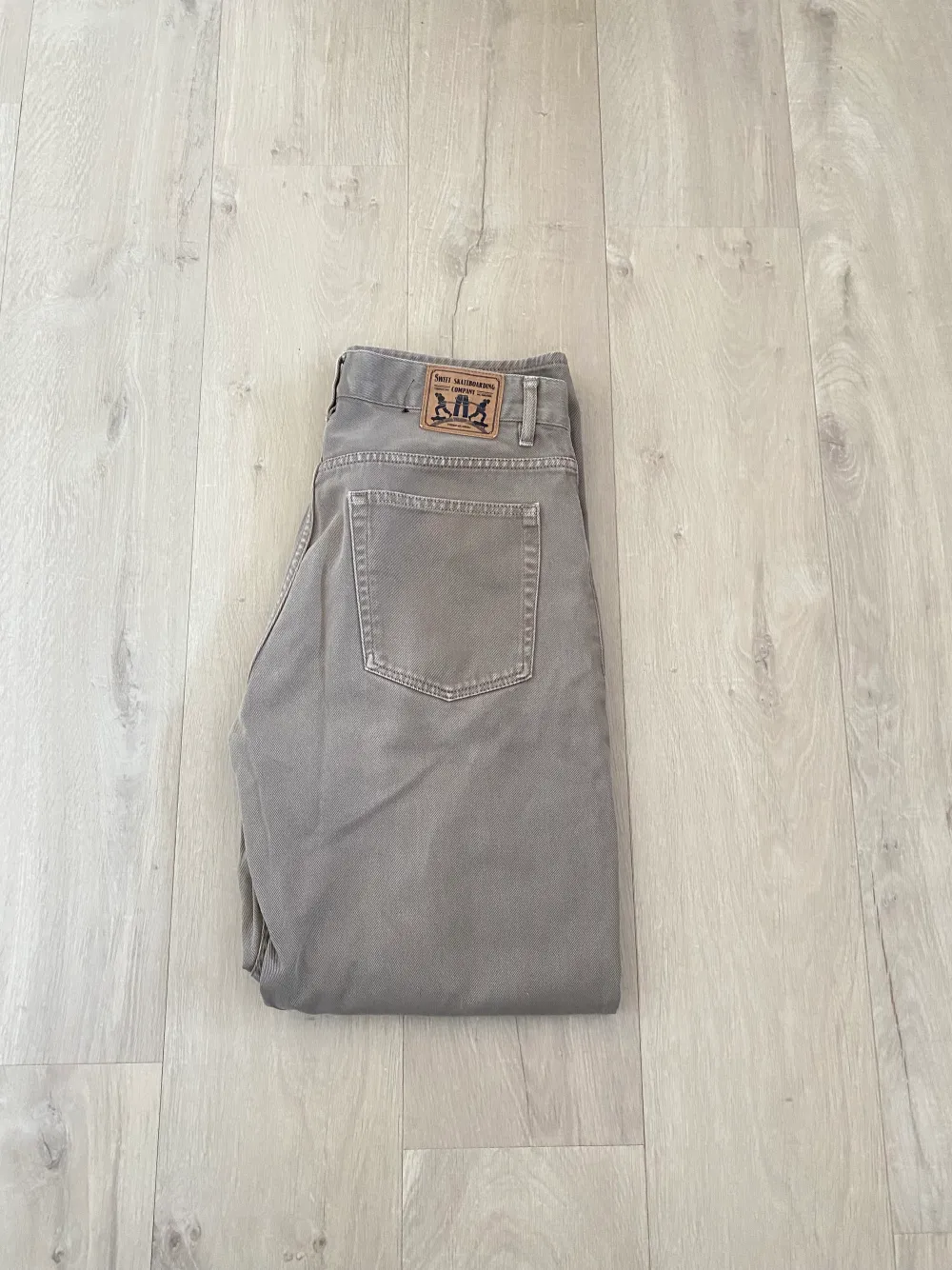 Sweet sktbs jeans i brun/beige färg i bra skick, skriv för funderingar över storlek. Jeans & Byxor.