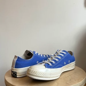 Converse - (EJ köp nu) Supersnygga limited edition converse, har knappt använt de så de ser nästan nya ut, skönare än vanliga converse, nypris över 1000 kr ✨ köpare står för frakt