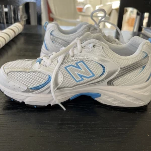 Nya New Balances  - Nya New Balances blåa köpta på & other stories för 1200 kronor förra veckan. Endast använda en gång, säljer för att jag köpte fel storlek. 